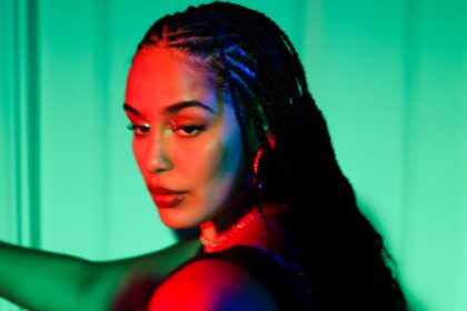 IA clona voz de Jorja Smith: gravadora cobra indenização