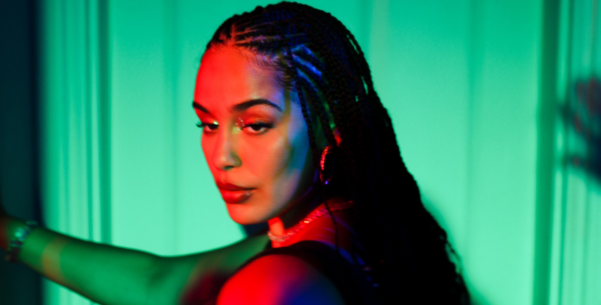 IA clona voz de Jorja Smith: gravadora cobra indenização