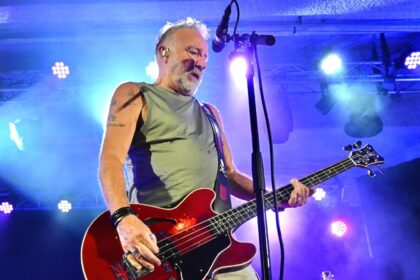 Peter Hook celebra 50 anos do show dos Sex Pistols