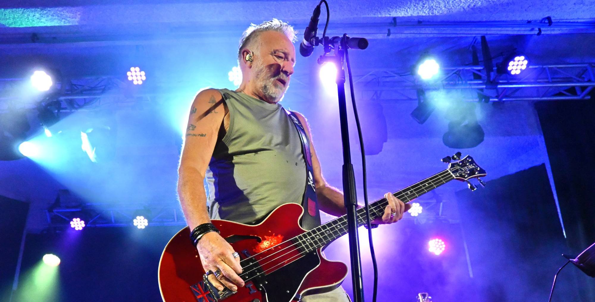 Peter Hook celebra 50 anos do show dos Sex Pistols