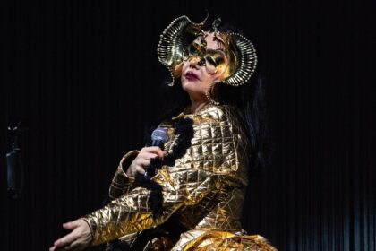 Novo álbum de Björk chega em 2026, indica exposição