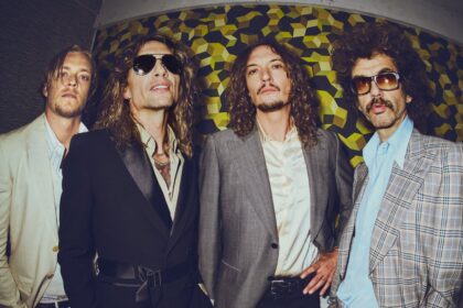 The Darkness reimagina ‘Mistletoe and Wine’ em clima shoegaze