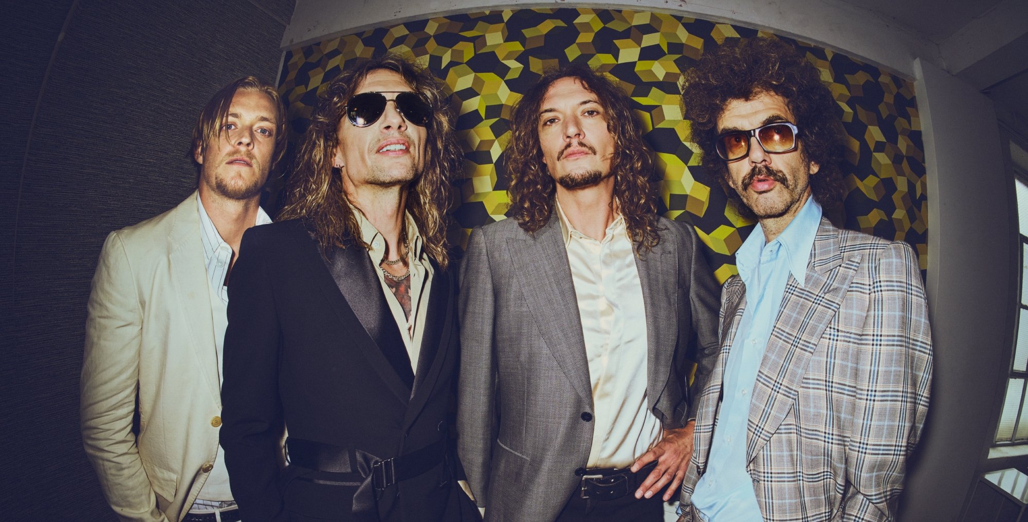 The Darkness reimagina ‘Mistletoe and Wine’ em clima shoegaze
