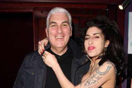 Pai de Amy Winehouse acusa amigas de vender 150 pertences