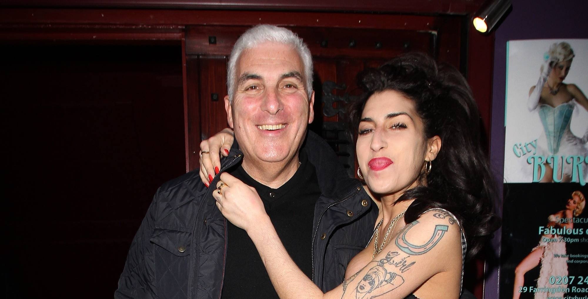 Pai de Amy Winehouse acusa amigas de vender 150 pertences