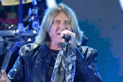 Rick Allen, do Def Leppard, aparece em novo clipe de sua esposa Lauren Monroe