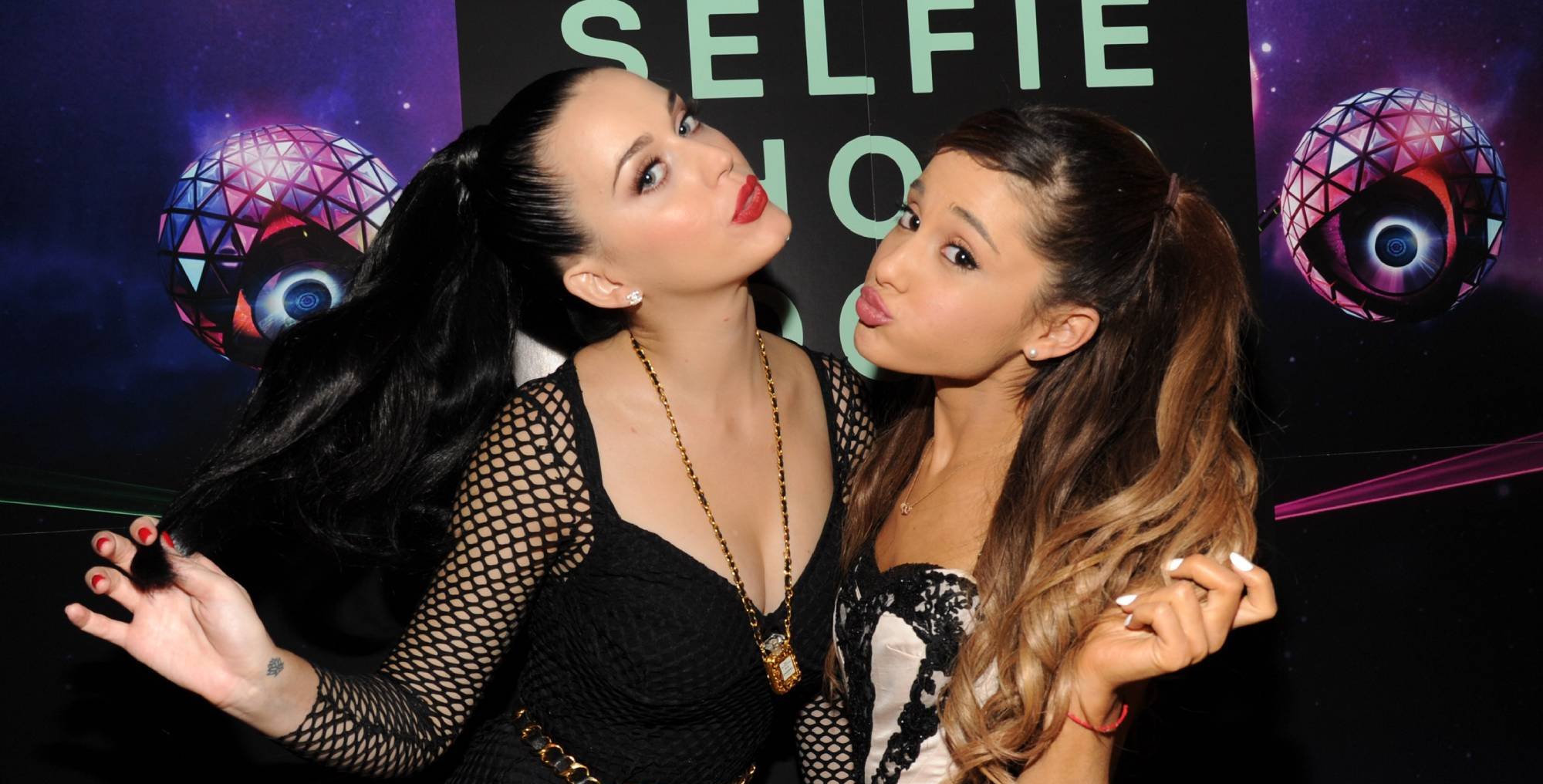 Ariana Grande imita Katy Perry em esquete no SNL