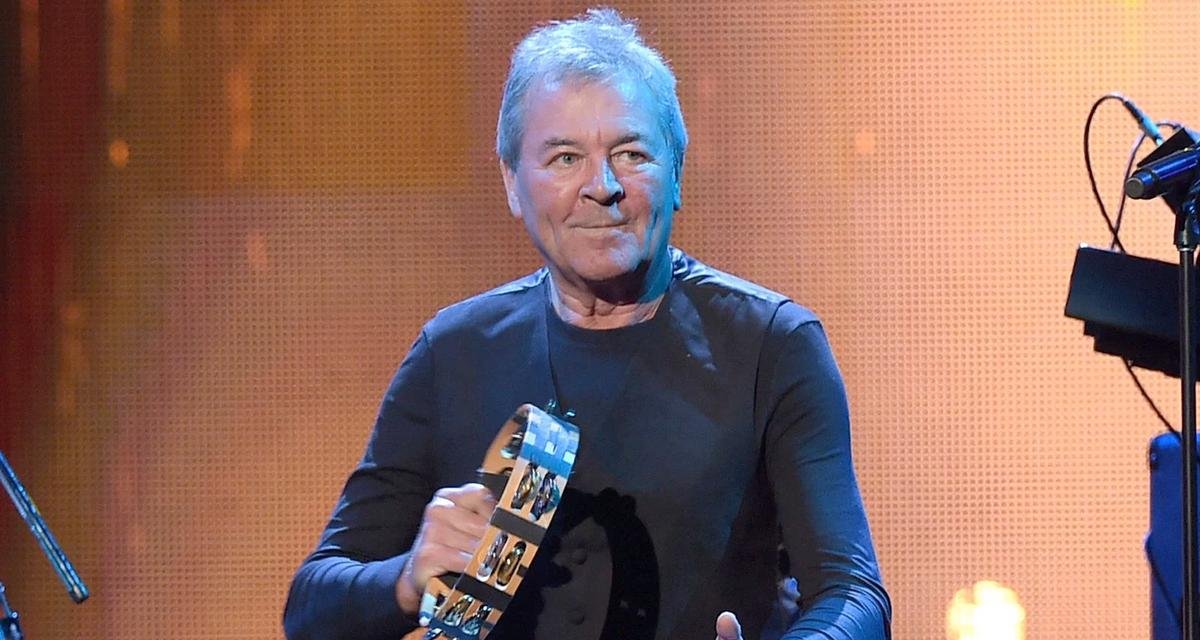 Ian Gillan descobre uso de faixa no Stranger Things