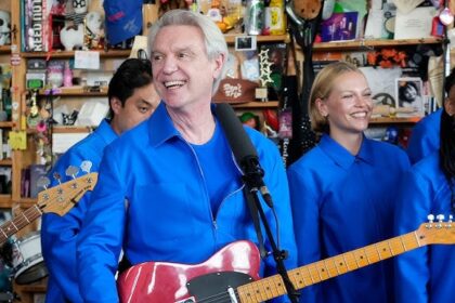 Assista David Byrne no Tiny Desk Concert da NPR