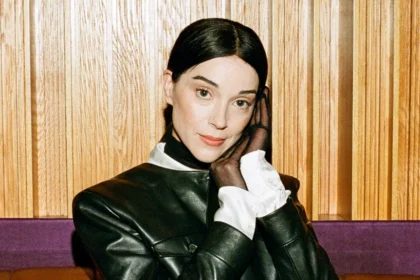 St Vincent faz cover de David Bowie no programa ‘Colbert’