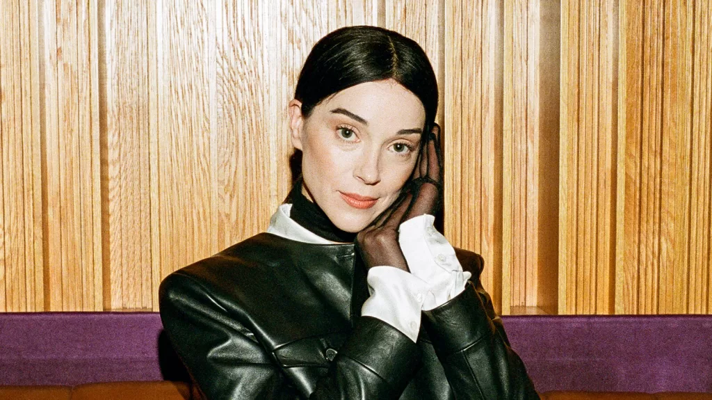 St Vincent faz cover de David Bowie no programa ‘Colbert’