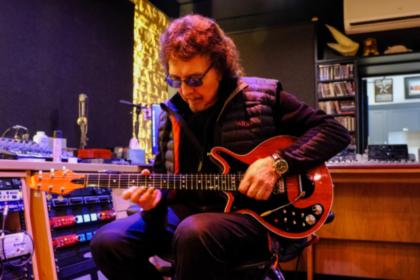 Brian May presenteia Tony Iommi com réplica da Red Special