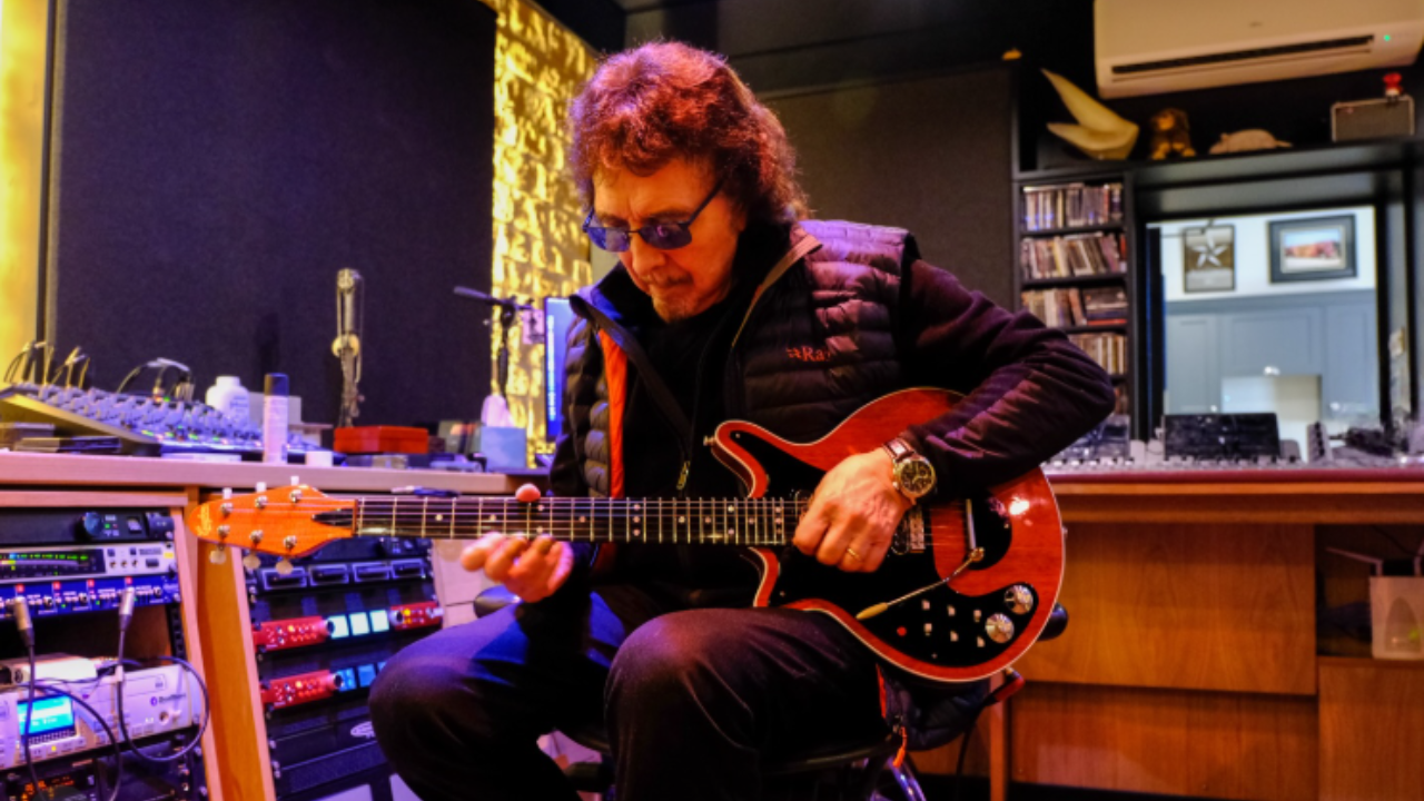 Brian May presenteia Tony Iommi com réplica da Red Special
