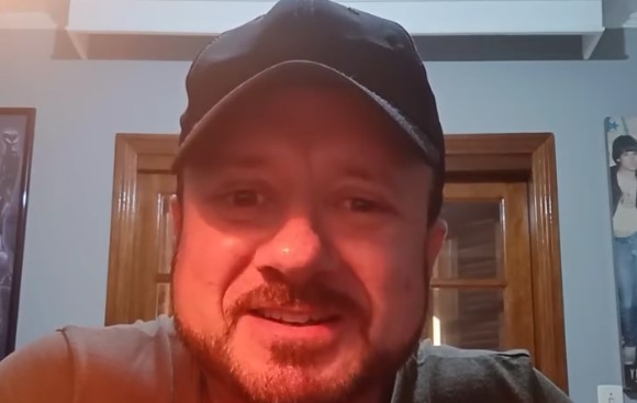 “Carreira solo tocando as músicas da tua antiga banda que tu matou. É patético, cara”. Dispara James da Tequila Baby
