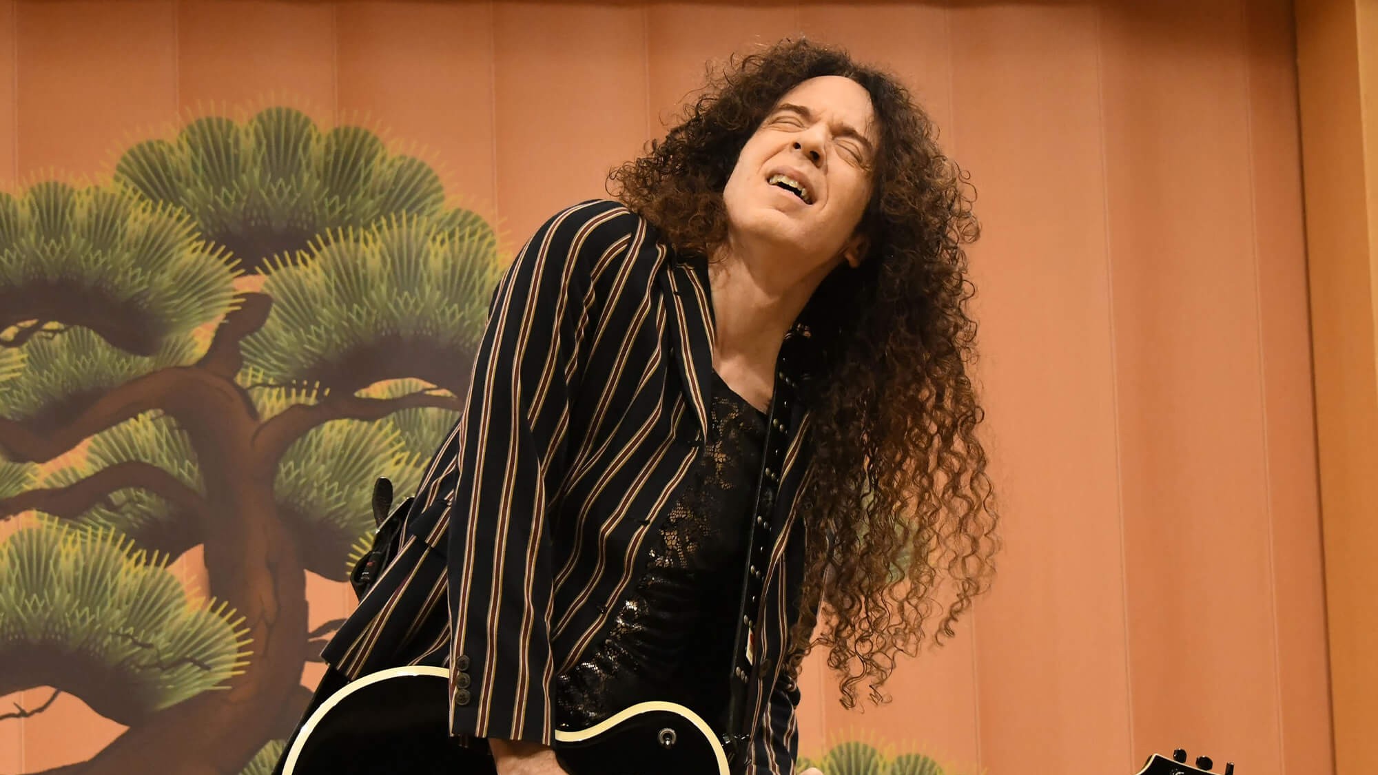 Marty Friedman explica como desenvolveu estilo único por não conseguir copiar seus ídolos