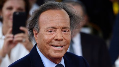 Julio Iglesias acusado de agressão sexual por funcionárias