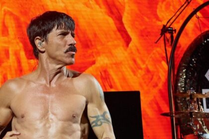 Anthony Kiedis é chamado de desafinado por ex-produtor