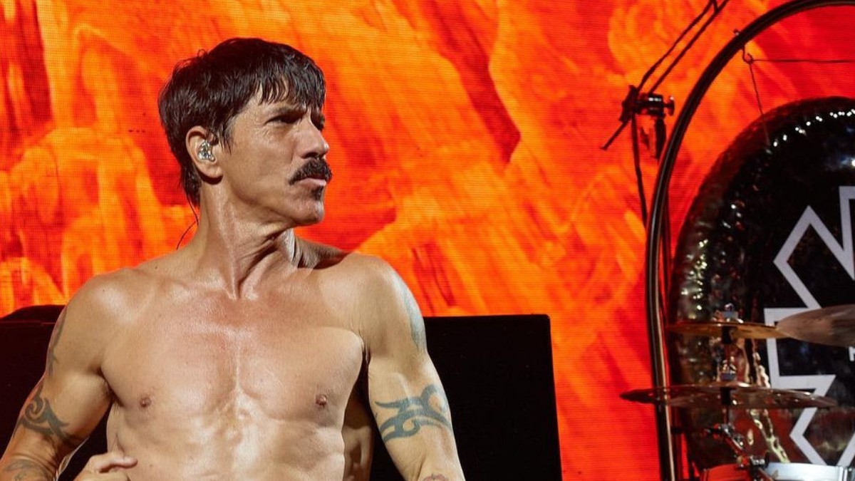 Anthony Kiedis é chamado de desafinado por ex-produtor