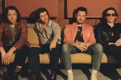 Arctic Monkeys lança “Opening Night” em compilação beneficente da War Child