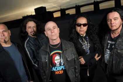 John Bush, do Armored Saint, afirma que músicos ‘emprestam’ e ‘imitam’ ao criar novas canções