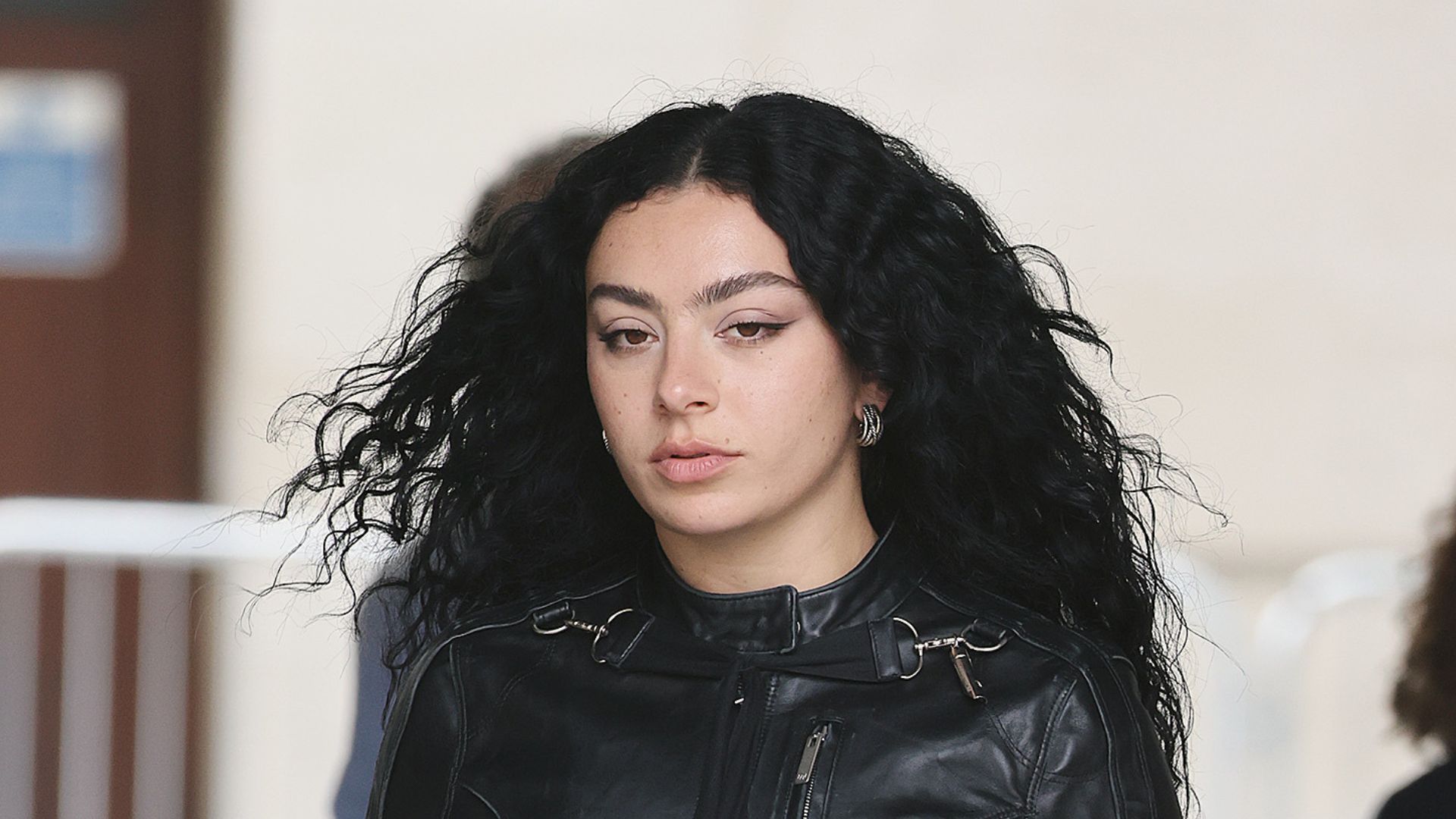 Charli XCX anuncia desejo de encerrar ciclo de “Brat” em Sundance