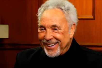 Tom Jones alerta fãs sobre perfis falsos nas redes