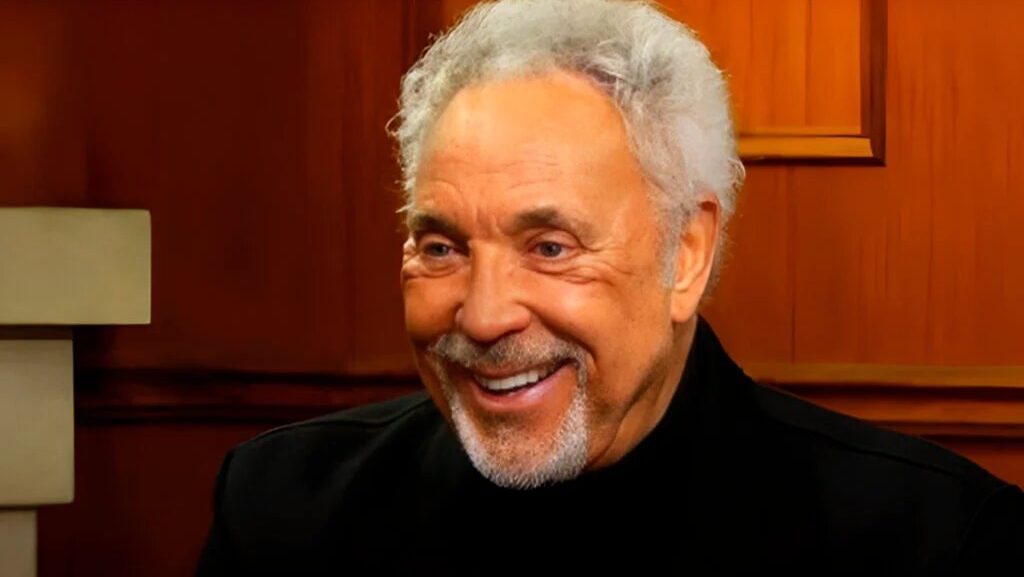 Tom Jones alerta fãs sobre perfis falsos nas redes