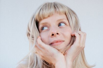 AURORA estreia filme de concerto “What Happened To The Earth?”