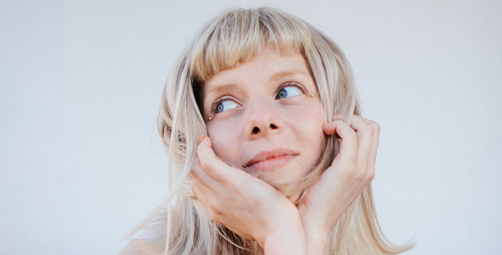 AURORA estreia filme de concerto “What Happened To The Earth?”