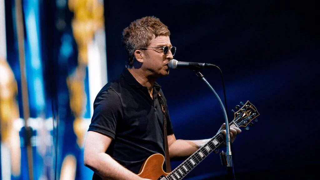 Noel Gallagher elogia fãs do Oasis e retorna ao estúdio