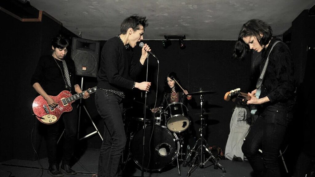 Savages lança cover perdido de “Paranoid” do Black Sabbath