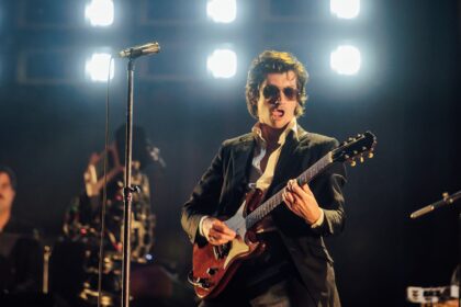 Arctic Monkeys lança vídeo de bastidores de “Opening Night” para projeto beneficente