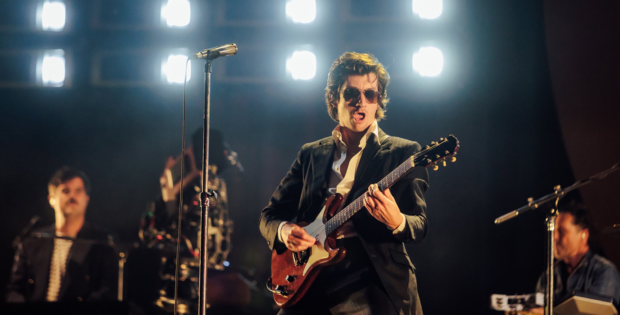 Arctic Monkeys lança vídeo de bastidores de “Opening Night” para projeto beneficente