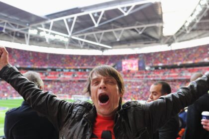 Manchester United homenageia Mani antes de enfrentar Arsenal