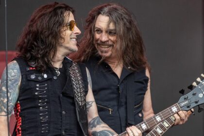 Rachel Bolan compara número de vocalistas com Black Sabbath e fala sobre busca