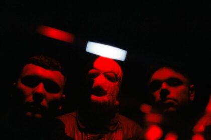 Kneecap lança single ‘Smugglers & Scholars’ com tom revolucionário