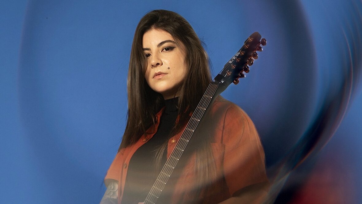 Jéssica Falchi lança EP “Solace” com participação de Aaron Marshall, do Intervals