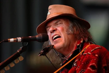 Neil Young amplia boicote à Amazon e doa discografia à Groenlândia