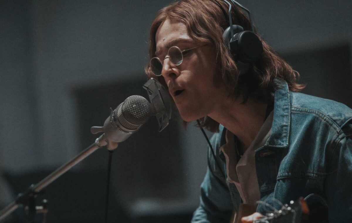 Harris Dickinson (John Lennon). Crédito: Sony Pictures/Chiabella James