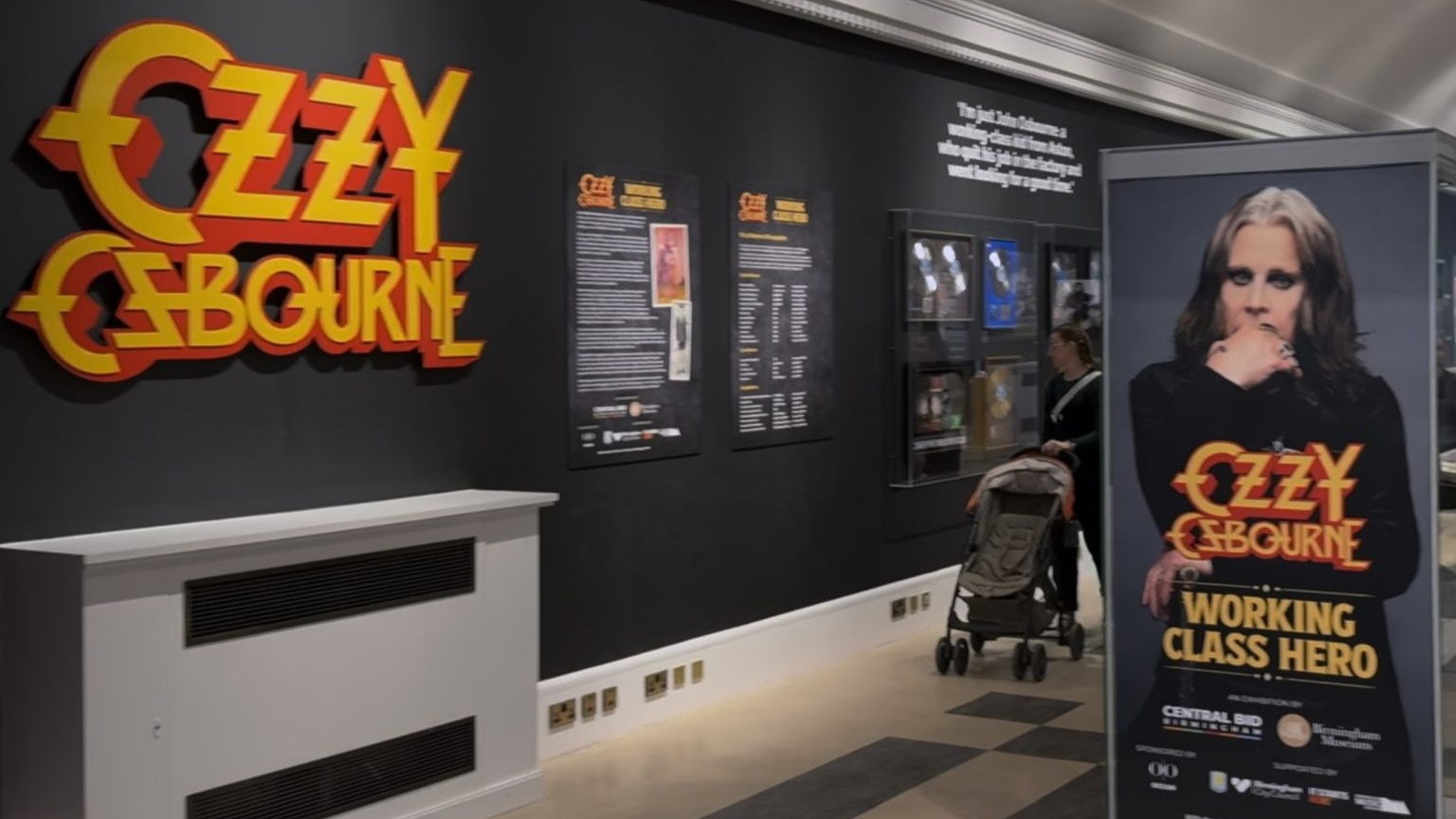 Exposição de Ozzy Osbourne em Birmingham é prorrogada até 2026