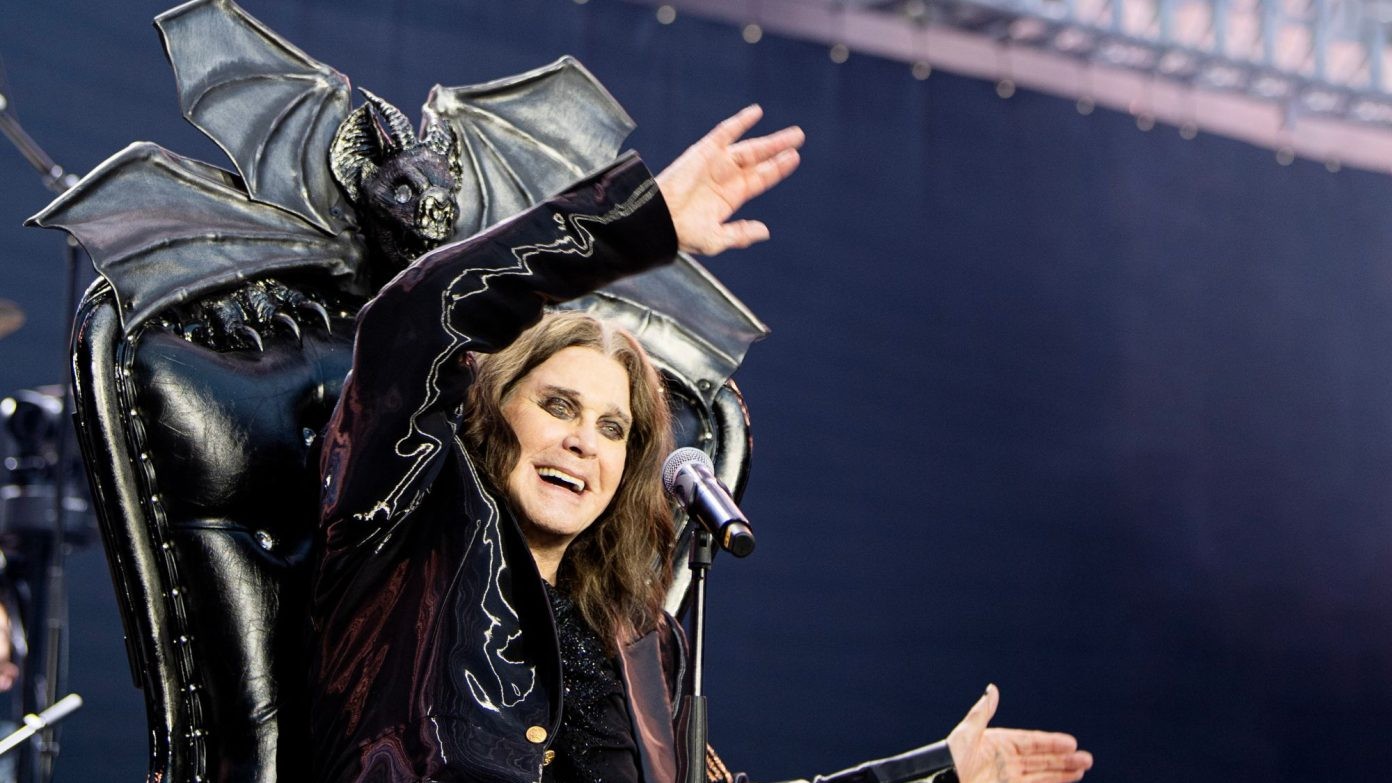 Trono de Ozzy Osbourne é exposto em museu de Birmingham