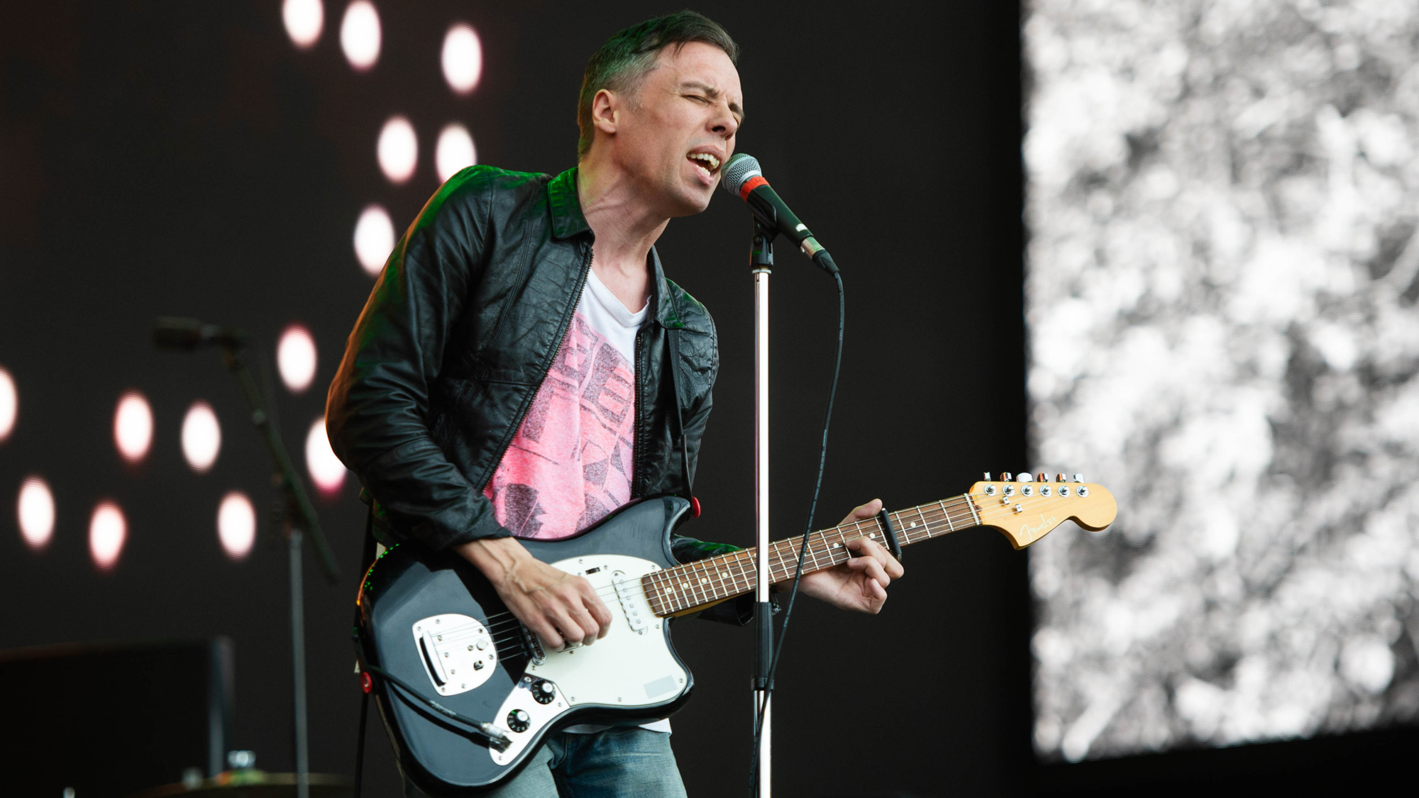 Guitarra roubada do The Cribs reaparece com The 1975