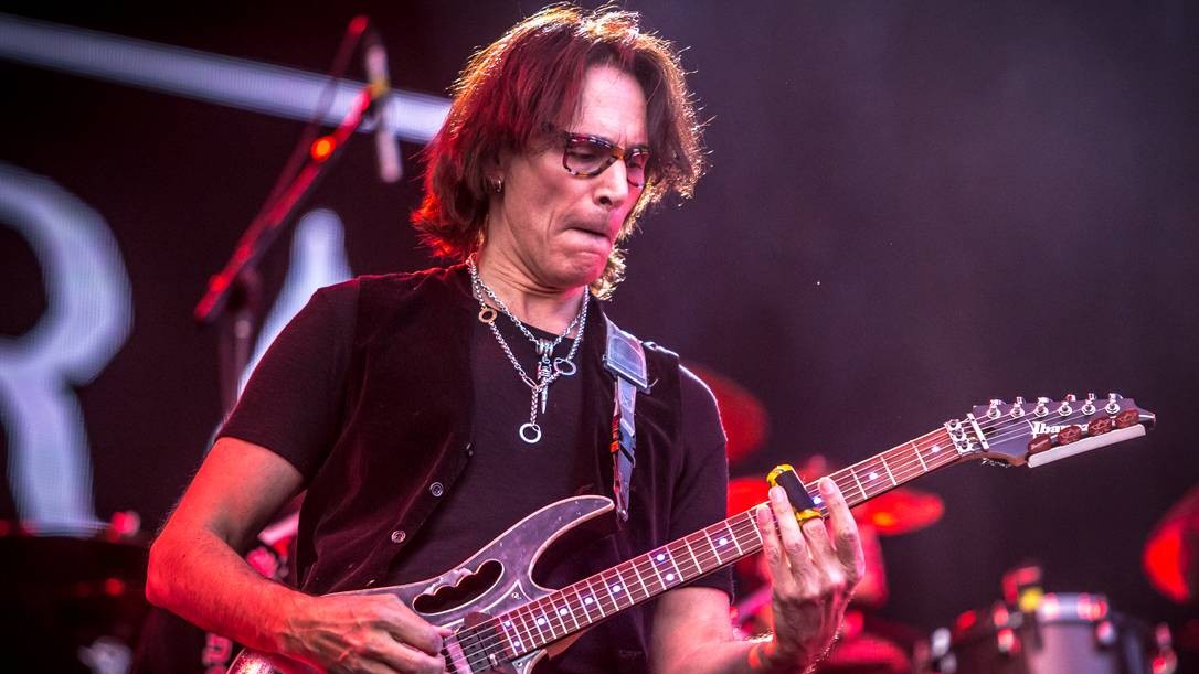 A jornada de Steve Vai entre o estrelato e a essência