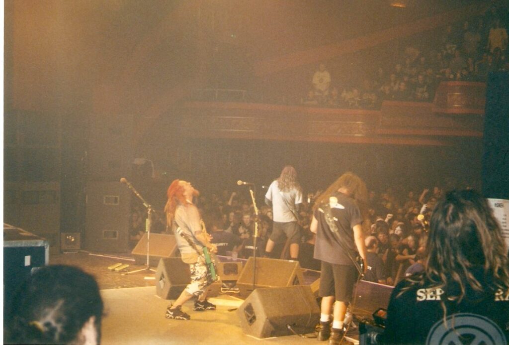 Sepultura ao vivo no Brixton Academy, 1996; Créditos: Glória Cavalera, Growing Up Green