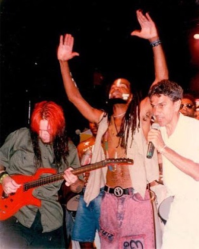 Max Cavalera, Carlinhos Brown e Caetano Veloso em 1996, durante uma jam no ensaio do Timbalada; Créditos: Imprensa