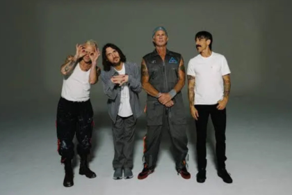 Red Hot Chili Peppers está compondo e gravando novas músicas, diz Flea