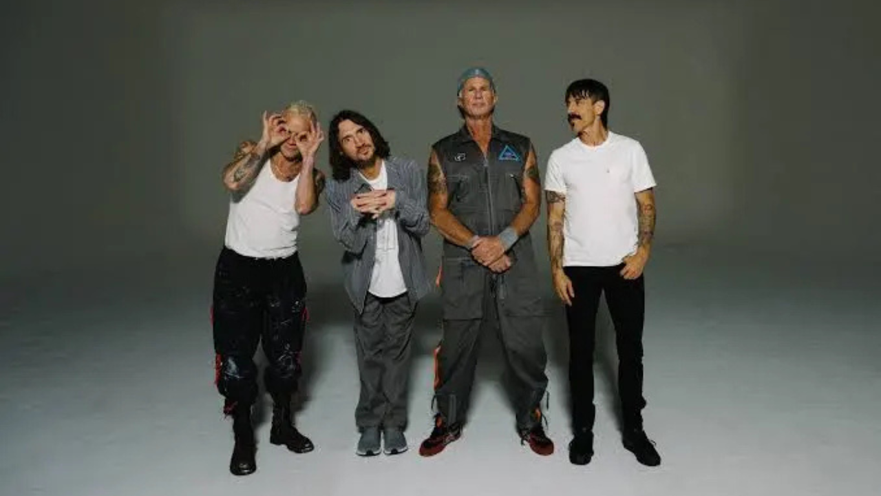 Red Hot Chili Peppers está compondo e gravando novas músicas, diz Flea