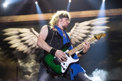 Adrian Smith critica IA na criação musical e defende esforço