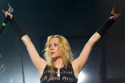 Angela Gossow nega retorno ao Arch Enemy e segue na gestão