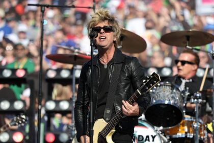 Green Day abre Super Bowl 60 com medley de clássicos